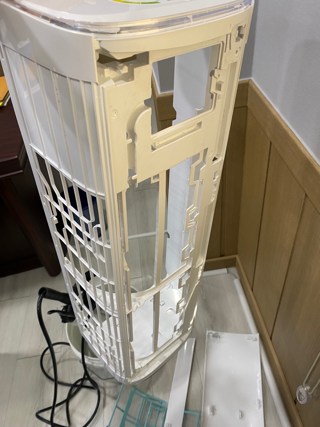 삼성 스탠드 에어컨 전면 패널 분해 골격 노출